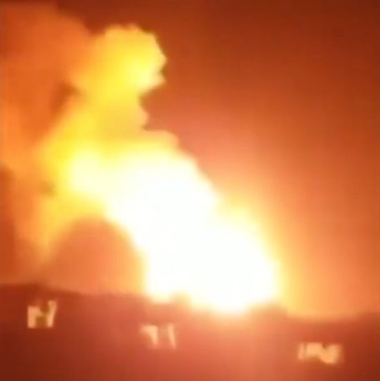 تواصل القصف على أهداف حوثية بمطار صنعاء