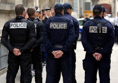 مسلح يحتجز رهينتين ويطلب لقاء وزير العدل بفرنسا