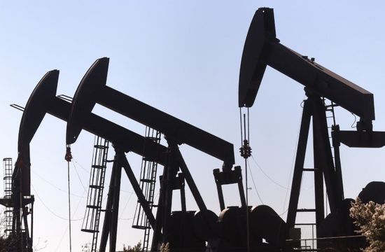 انخفاض أسعار النفط بسبب انتشار أوميكرون السريع