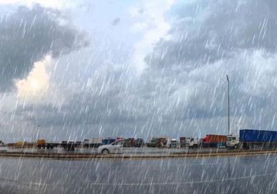 طقس غائم مصحوب برياح وأمطار غدًا