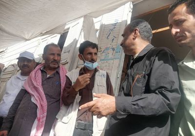 انتقالي ردفان يطمئن على انتظام صرف حوالات الغذاء العالمي