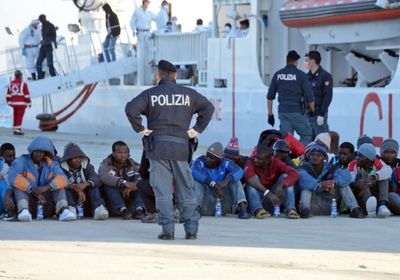 وصول دفعة جديدة من المهاجرين إلى جزيرة لامبيدوزا الإيطالية