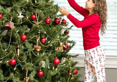طريقة عمل وتزيين شجرة الكريسماس.. بهجة عيد الميلاد بأدوات بسيطة في المنزل