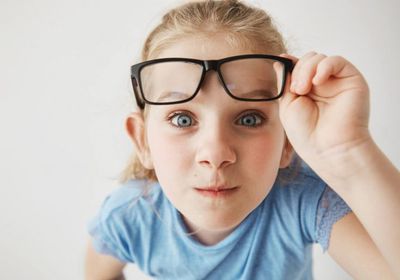  طرق وخطوات حماية البصر عند الأطفال.. الفحص الدوري والتغذية الجيدة أبرزها