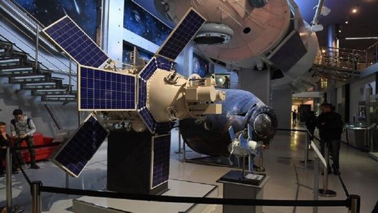 شركة بريطانية تطلق 36 قمرًا صناعيًا للاتصالات إلى الفضاء
