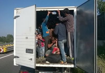 شرطة مقدونيا الشمالية تعثر على 53 مهاجرًا في شاحنة