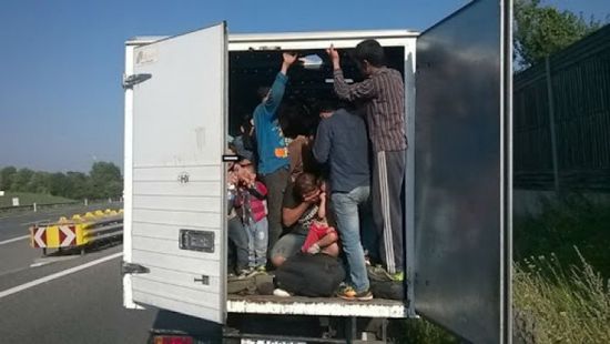 شرطة مقدونيا الشمالية تعثر على 53 مهاجرًا في شاحنة