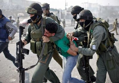 الاحتلال يعتقل 25 فلسطينيًا من بلدة حزما بالقدس