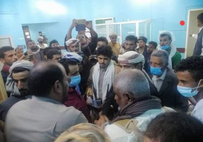 محافظ شبوة يزور "عتق العام" ليطمئن على جرحى العمالقة