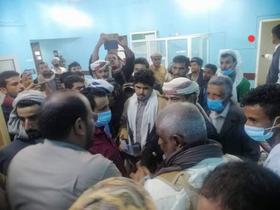 محافظ شبوة يزور "عتق العام" ليطمئن على جرحى العمالقة