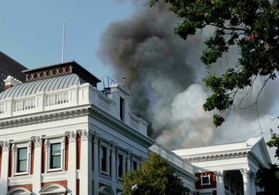 اندلاع حريق في مبنى برلمان جنوب أفريقيا