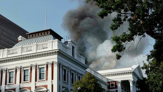 اندلاع حريق في مبنى برلمان جنوب أفريقيا