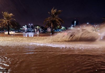الكويت.. سيول جارفة تُغرق الشوارع وتُغلق المدارس 