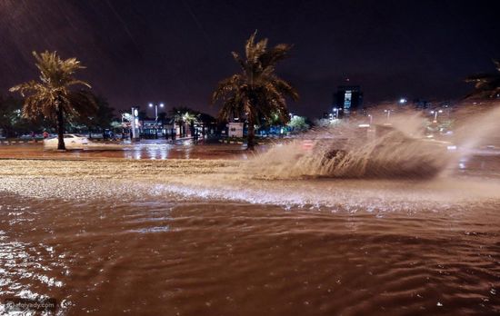 الكويت.. سيول جارفة تُغرق الشوارع وتُغلق المدارس 