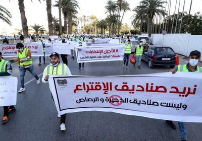 محتجون أمام البرلمان الليبي يطالبون بتحديد موعد الانتخابات