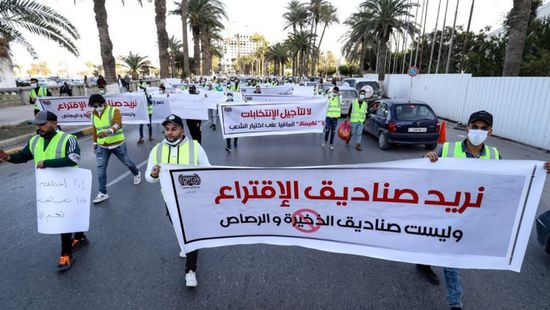 محتجون أمام البرلمان الليبي يطالبون بتحديد موعد الانتخابات