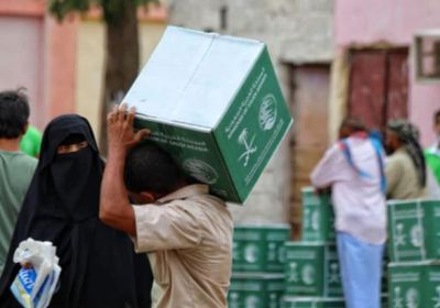 2100 أسرة تتلقى مساعدات "سلمان للإغاثة" بالشيخ عثمان