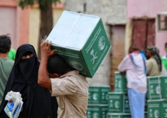 2100 أسرة تتلقى مساعدات "سلمان للإغاثة" بالشيخ عثمان