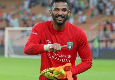الهلال السعودي يتعاقد مع حارس الأهلي 3 مواسم