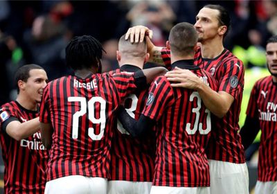 ميلان يفوز على فينزيا بثلاثية ويتصدر الدوري الإيطالي مؤقتًا