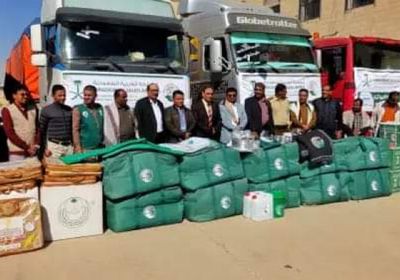 منح مساعدات إيوائية للنازحين في بيحان وعسيلان