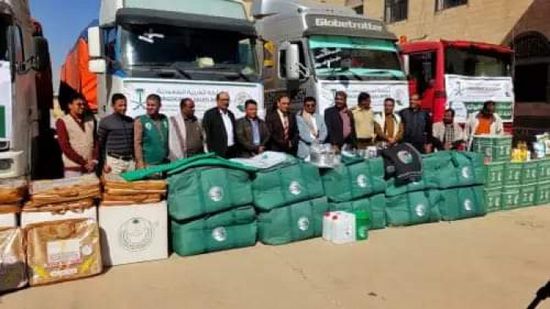 منح مساعدات إيوائية للنازحين في بيحان وعسيلان
