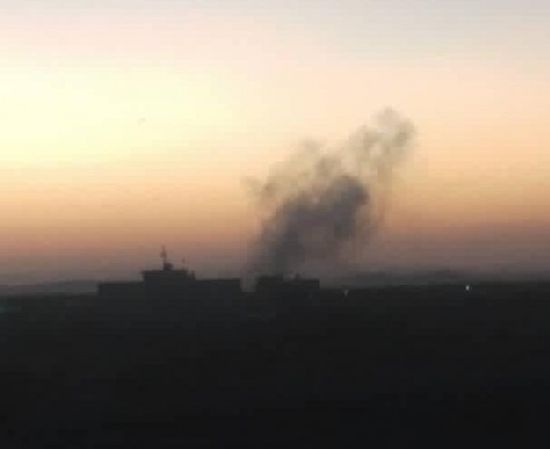 مليشيا الحوثي تهاجم تجمعا للعمالقة في عتق بصاروخ