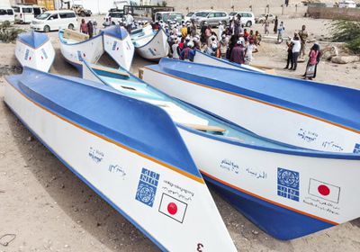 "الإنمائي" يوزع 14 قاربا على صيادي عدن والمكلا