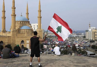 لبنان.. احتجاجات وإغلاق طرق احتجاجًا على ارتفاع أسعار الوقود