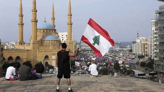 لبنان.. احتجاجات وإغلاق طرق احتجاجًا على ارتفاع أسعار الوقود