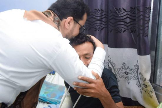 العولقي يتفقد جرحى ألوية العمالقة في عتق