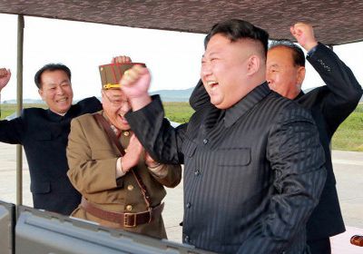 زعيم كوريا الشمالية يحضر إطلاق صاروخ أسرع من الصوت