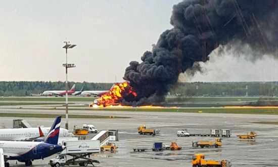 طائرة تهبط اضطراريًا بمطار الأقصر بعد حريق بأحد محركاتها