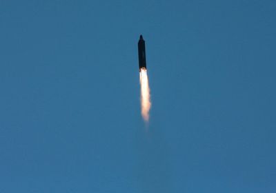 استهداف حوثي لأهالي النقوب بصاروخ