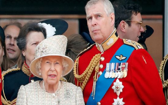 الملكة اليزابيث تجرد الأمير أندرو من جميع ألقابه