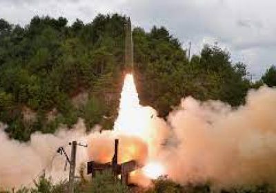 كوريا الشمالية تختبر صاروخًا محمولًا بالسكك الحديدية