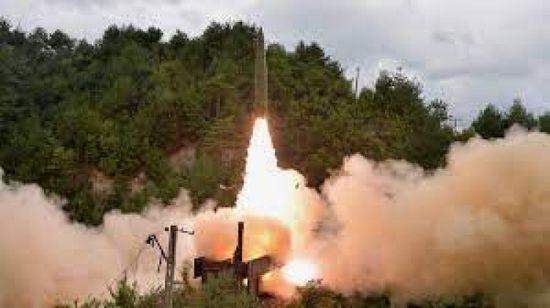 كوريا الشمالية تختبر صاروخًا محمولًا بالسكك الحديدية