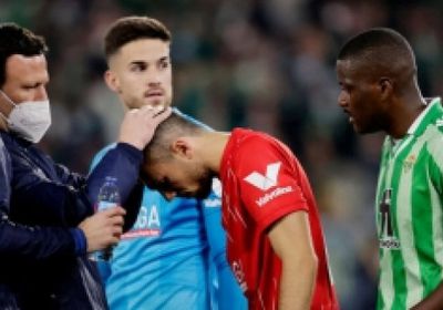 أحداث شغب توقف مباراة ريال بيتيس ضد إشبيلية