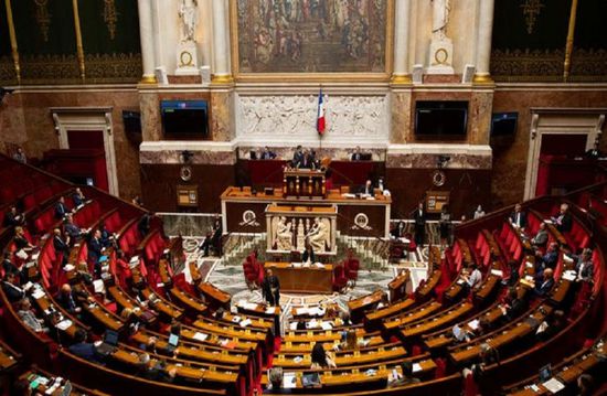 البرلمان الفرنسي يصادق على مشروع قانون شهادة التطعيم