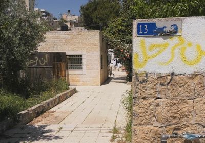 "سأحرق نفسي مع أولادي ولن نخرج".. الاحتلال يحاصر منزلا بالشيخ جراح لتهجير أصحابه