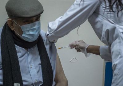 100 يورو.. فرض غرامة على رافضي التطعيم ضد كورونا باليونان