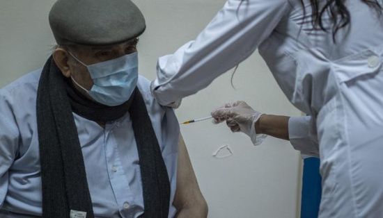 100 يورو.. فرض غرامة على رافضي التطعيم ضد كورونا باليونان