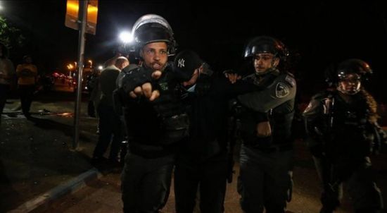 الاحتلال يعتقل شابًا فلسطينيًا بحي الشيخ جراح