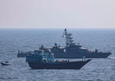 مدمرة أمريكية توقف سفينة محملة بمتفجرات للحوثيين