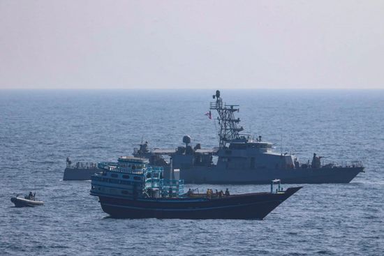 مدمرة أمريكية توقف سفينة محملة بمتفجرات للحوثيين