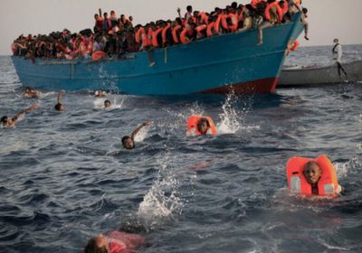 كان يحمل 280 مهاجراً.. وفاة مهاجرين وإنقاذ آخرين في جزيرة إيطالية