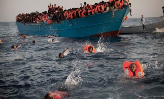 كان يحمل 280 مهاجراً.. وفاة مهاجرين وإنقاذ آخرين في جزيرة إيطالية