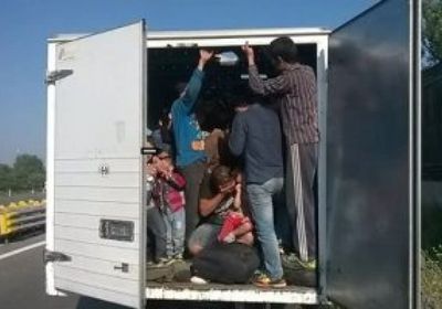 الشرطة النمساوية تضبط 19 لاجئا أفغانيا في شاحنة أثناء تهريبهم