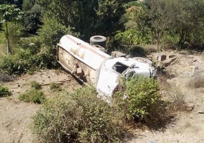 انقلاب شاحنة نفط ومصرع سائقها بطريق النشمة