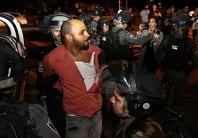 الاحتلال يعتقل شابًا فلسطينيًا بحي الشيخ جراح